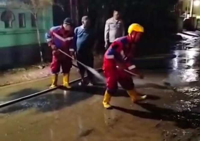 
Sinergi Damkar dan BPBD Kabupaten Probolinggo Bersihkan Lumpur Sisa Banjir