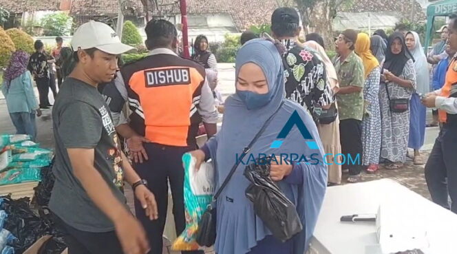 
Ratusan Emak-Emak Serbu Pasar Murah di Taman Kota Pasuruan