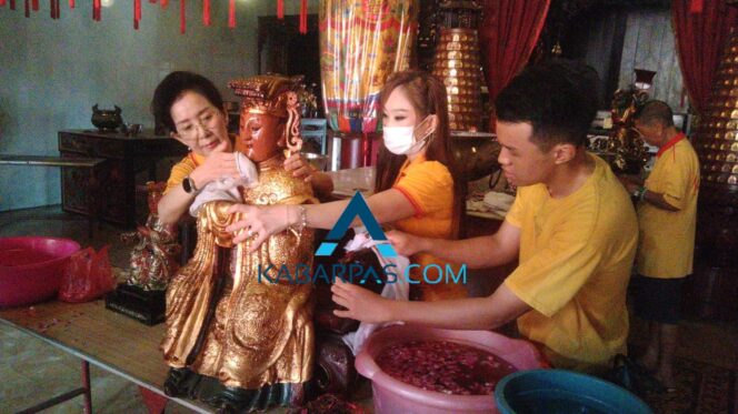 
Sambut Tahun Kuda Api, Warga Tionghoa Pasuruan Gelar Ritual Cuci Patung dan Ayak Abu