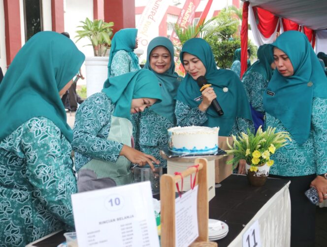 
Ibu-Ibu PKK Tampil Kreatif di Lomba Menghias Kue Tart Hari Jadi Kota Pasuruan ke-340