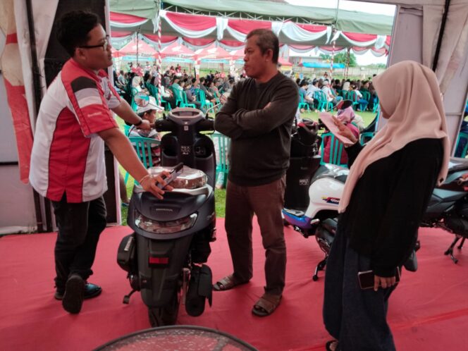 
Lapangan Jati Turi Dipadati Pengunjung, Launching All New Vario 125 Street di Blitar Berlangsung Semarak