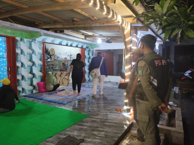 
Diduga Jadi Tempat Maksiat, Puluhan Warung di Pasuruan Diobok-obok Satpol PP