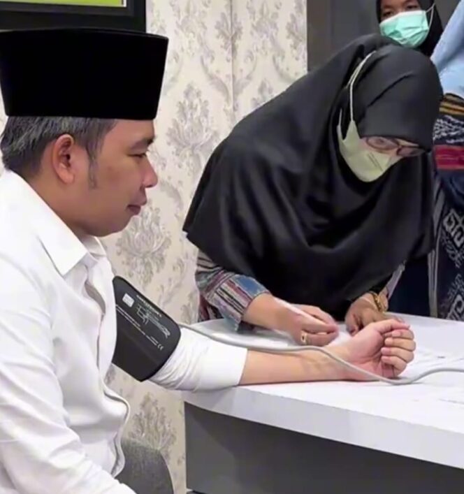 
Vaksin Umroh di Klinik Platinum, Bupati Fawait Puji Layanan Premium RSD dr. Soebandi