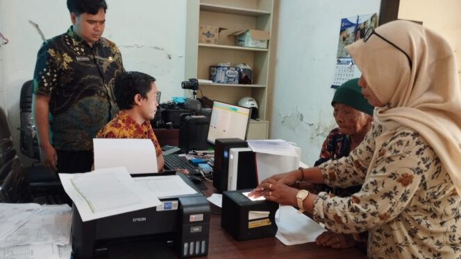 
Usia 101 Tahun, Nenek Artina Akhirnya Miliki e-KTP Berkat Program Peta Cinta