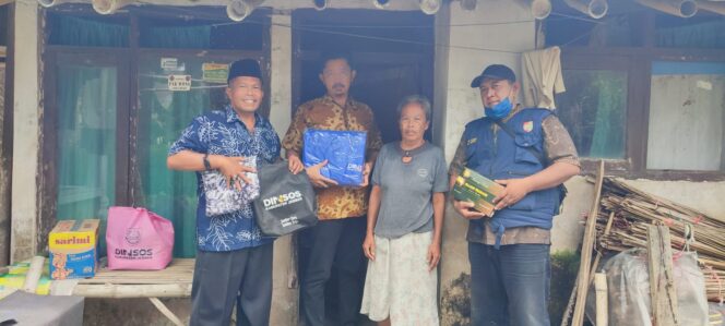 
Dinsos Jember Salurkan Sembako dan Kasur untuk Dua Lansia di Arjasa