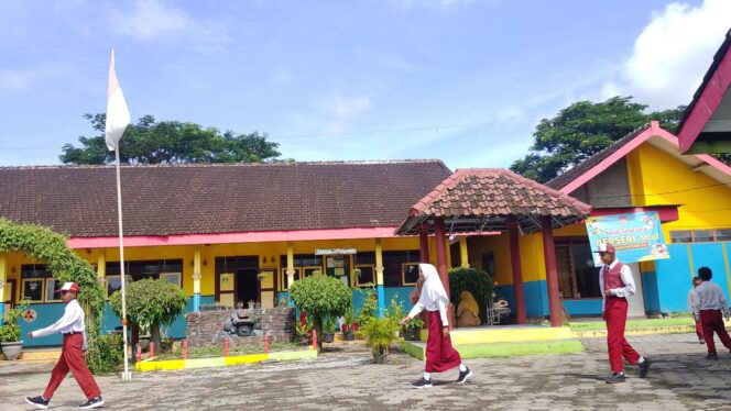 
Penyegelan Dini Hari Lumpuhkan Sekolah di Jember, Aparat Buka Paksa Gerbang