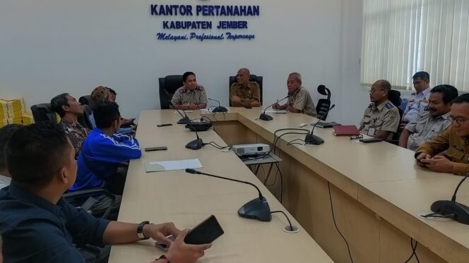 
Satgas Infrastruktur-Tata Ruang dan BPN Jember Cari Jalan Keluar Krisis Hunian Tegal Besar Pasca Banjir