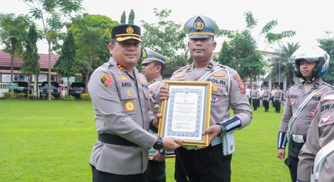 
15 Personel Berprestasi Diberikan Penghargaan Oleh Kapolres Jombang