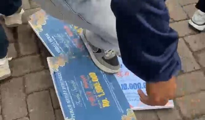 
Kecewa Bonus Dipangkas, Atlet Kota Pasuruan Peraih Medali PORPROV Injak-injak Simbolis Penghargaan