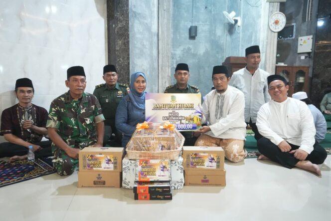
Safari Ramadan, Ning Ita Serahkan Hibah Masjid dan Ingatkan Waspadai Potensi Curah Hujan