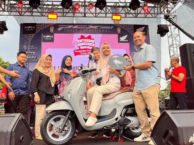 
Konsumen Madiun Raih Honda Scoopy dalam Undian “Untukmu Konsumen Honda”