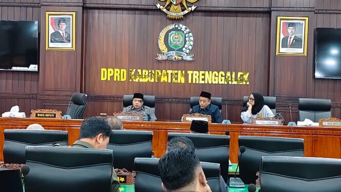 
Begini Jawaban Bupati Trenggalek Atas PU Fraksi Terhadap Raperda Jaminan Sosial dan Ketenagakerjaan