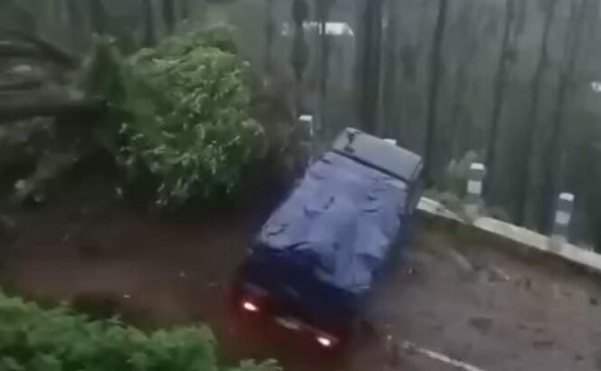 
Tebing Lereng Bromo Longsor, Tiga Mobil Tertimbun