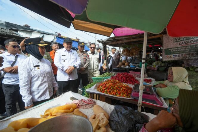 
Jelang Idul Fitri, Wali Kota Mojokerto Lakukan Sidak Pastikan Harga dan Keamanan Pangan Terjaga