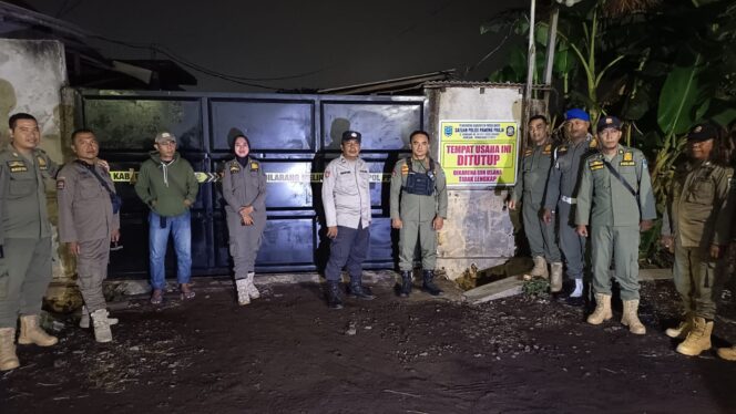 
Satpol PP Kabupaten Probolinggo Tutup Tempat Usaha Hiburan Karaoke