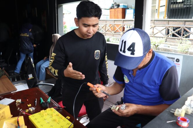 
Rutan Kraksaan Bekali Warga Binaan Keterampilan Rangkaian Listrik