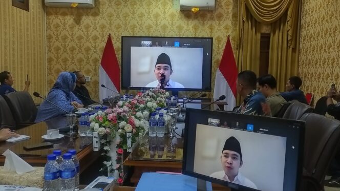 
Panic Buying BBM Muncul di Jember, Bupati Fawait Adakan Rapat Darurat dan Pastikan Stok Aman