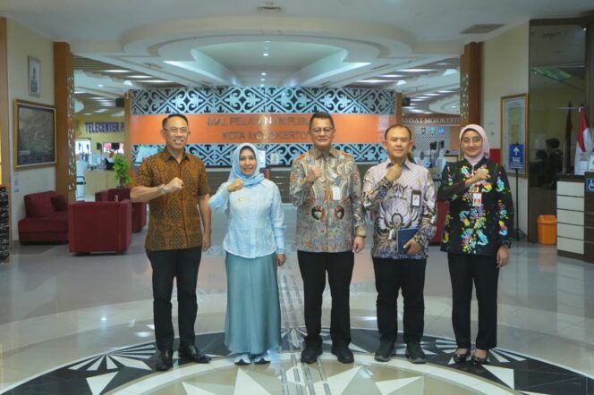 
Deputi Bidang Pelayanan Publik KemenPAN-RB Tinjau MPP Gajah Mada Kota Mojokerto, Dorong Interoperabilitas Data
