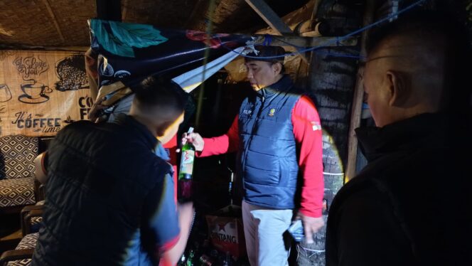 
Satpol PP Kabupaten Probolinggo Tindak Tegas Penjual Miras 