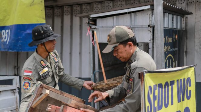 
Satgas Infrastruktur Jember Tertibkan Trotoar, Reklame hingga Kabel Semrawut 