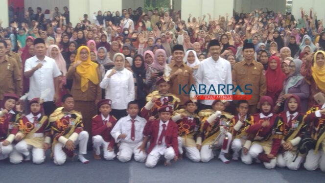 
Kolaborasi Program Presiden, Mensos Gus Ipul Salurkan Bantuan Sembako untuk 1.500 KPM