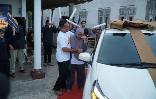 
Guru SD di Jember Menang Honda Brio dari Program Telkomsel-WeTV, Kisahnya Bikin Haru