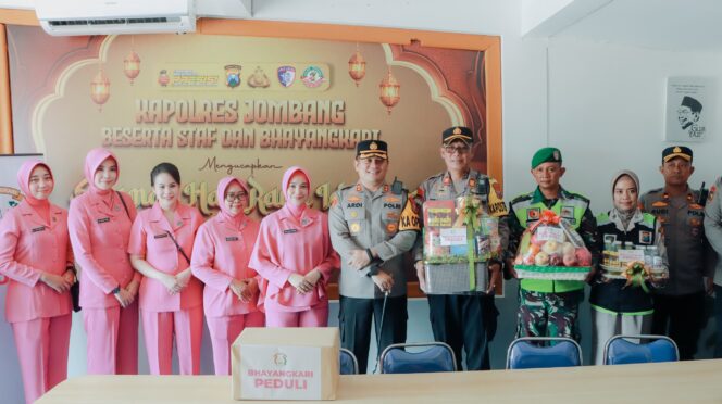 
Apresiasi Petugas Pospam, Kapolres dan Ketua Bhayangkari Cabang Jombang Berikan Taliasih