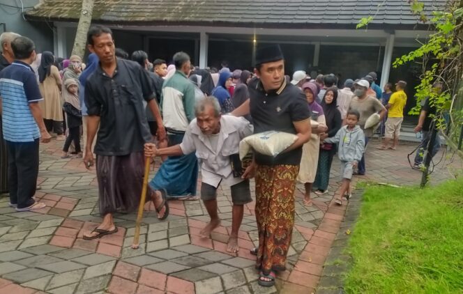 
Datang Bertongkat, Wiji Terima Beras, Sarung, dan Perhatian dari Cak Salam