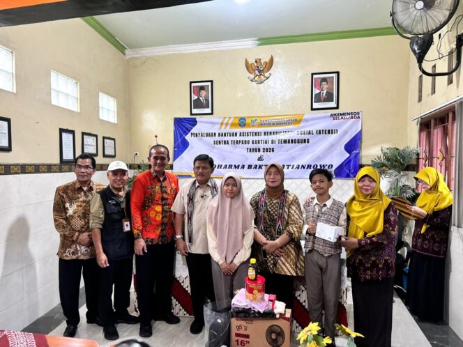 
Negara Hadir untuk Difabel: Bantuan ATENSI Disalurkan di SLB Dharma Bakti Patianrowo