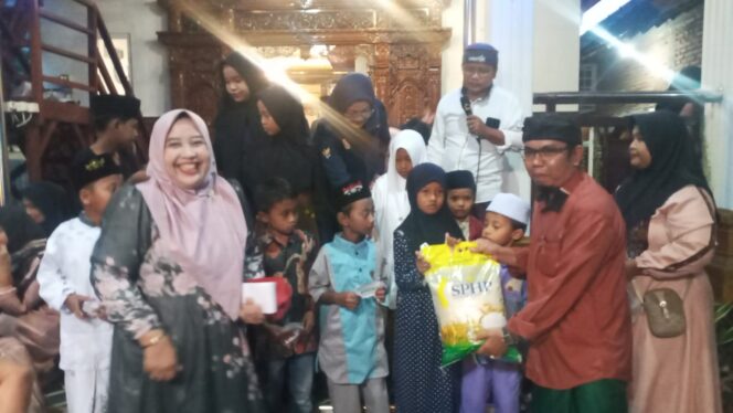 
Pererat Silaturahmi, Kades Oro-Oro Ombo Wetan Santuni Ratusan Anak Yatim di Bulan Ramadan