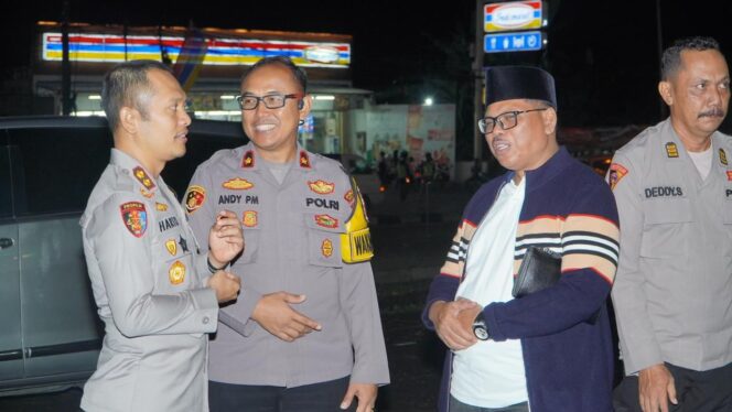 
Pantau Simpang Empat Taman Dayu, Kapolres Pasuruan Instruksikan Petugas Kedepankan Wajah Humanis