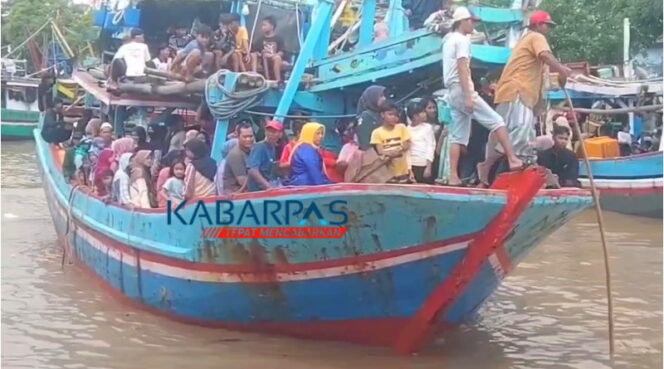 
Warga Padati Pesisir Pasuruan, Rayakan Lebaran Ketupat dengan Tradisi Praonan