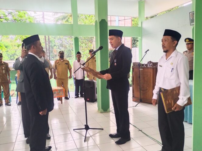 
Lantik Pj Kades Bulupandak, Camat Gading Tekankan Sinergi Pembangunan Desa