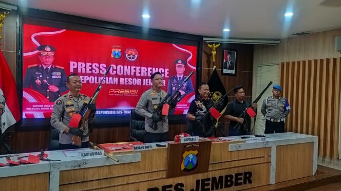 
Pesta Sabu Digerebek, Polisi Temukan Senpi Rakitan dan Sajam: Warga Jember Terancam Penjara Seumur Hidup