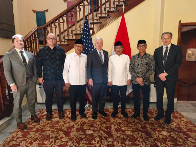 
Ikhtiarkan Perdamaian di Timur Tengah, Ketua Umum PBNU Temui Dubes AS