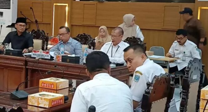 
Pansus LKPJ DPRD Kota Probolinggo Bongkar Masalah Serius: Dari Anggaran “Pincang” hingga Data Bantuan Seragam
