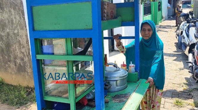 
Nenek Penjual Cilok di Pasuruan Naik Haji Setelah Menabung 50 Tahun