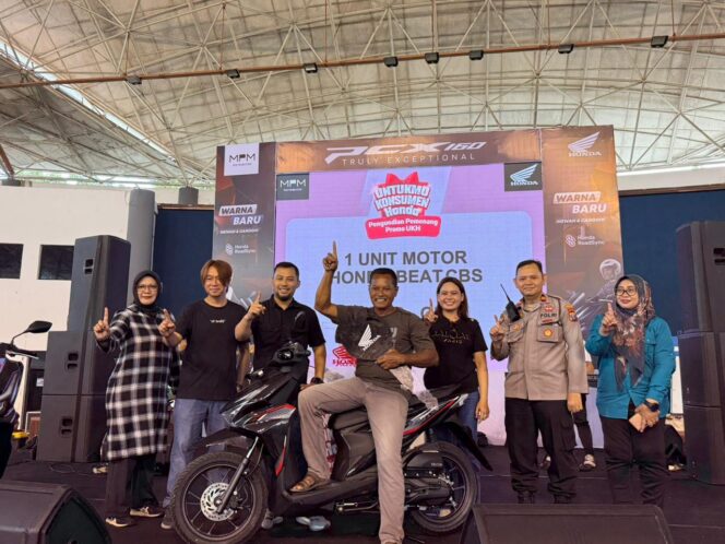 
Program UKH Honda di Magetan Tuntas, Konsumen Beruntung Bawa Pulang Honda BeAT