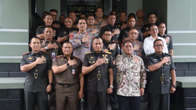 
Perkuat Sinergi Antarwilayah, Kasatpol PP Jakarta Utara Hadiri Coffee Morning di Makorem 052/Wkr