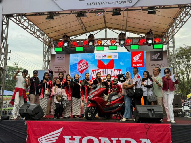
Pengundian UKH di Trenggalek, Konsumen Beruntung Raih Honda PCX160