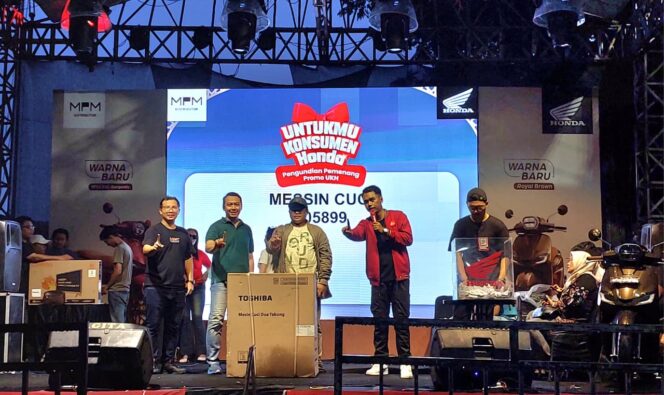 
Antusias Konsumen Warnai Pengundian UKH di Bondowoso, Honda PCX160 CBS Jatuh ke Tangan Pemenang