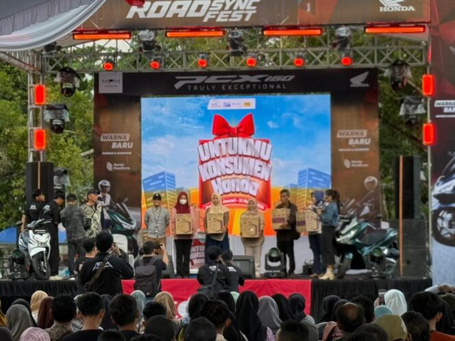 
Meriah! Ribuan Konsumen Saksikan Pengundian UKH di Pacitan