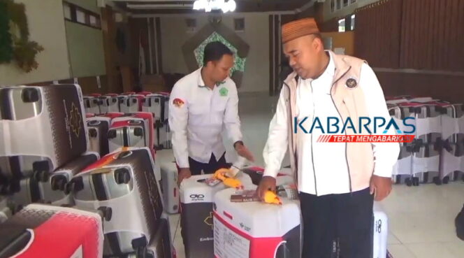 
Cegah Tertukar, Calon Jemaah Haji Kota Pasuruan Beri Tanda Koper dengan Boneka hingga Pita Warna-warni