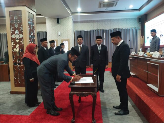 
Lantik Enam Pejabat Pemkab Probolinggo, Bupati Gus Haris Tekankan Integritas ASN