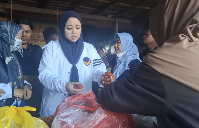 
Serap Aspirasi Masyarakat, Dini Rahmadina Datangi Pasar Sukapura