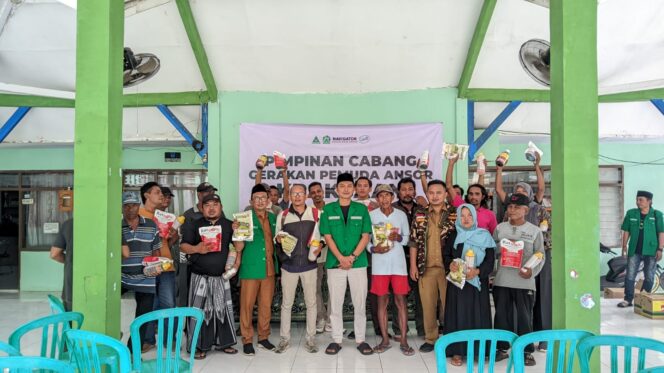 
Harlah Ansor ke-92, GP Ansor Kraksaan Bagikan Obat Pertanian Bagi Petani