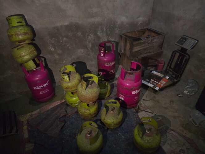 
Polres Jombang Amankan Dua Pelaku Pengoplosan LPG Bersubsidi Menggunakan Alat yang Dimodifikasi