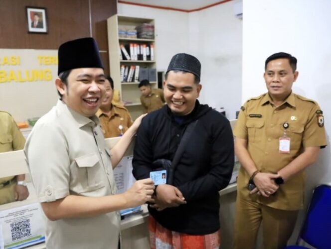 
Tak Perlu ke Kota, Warga Jember Kini Bisa Cetak e-KTP Langsung di Kecamatan