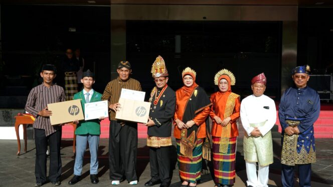 
Peringati Hardiknas 2026, Menag Nasaruddin Umar Beri Penghargaan Dua Siswa Madrasah Berprestasi Dunia